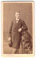 Fotografie H. Strube Junr., Zittau, Lessing-Strasse 14, Portrait Junger Herr In Eleganter Kleidung  - Personnes Anonymes
