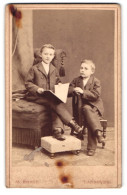 Fotografie W. Ernst, Hannover, Anger-Strasse 13 A, Portrait Zwei Jungen In Anzügen Mit Einem Buch  - Personnes Anonymes