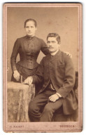 Fotografie H. Ranft, Dresden, Marien-Strasse 12, Portrait Junges Paar In Modischer Kleidung  - Personnes Anonymes