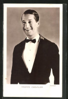 AK Schauspieler Maurice Chevalier Im Anzug Mit Fliege Und Freundlichem Lächeln  - Actors