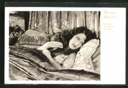 AK Schauspielerin Norma Shearer Räkelt Sich Im Bett  - Actors