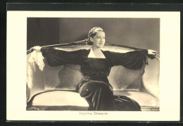 AK Schauspielerin Norma Shearer Im Samtkleid Posiert Auf Sofa  - Actors