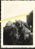 59 692 0524 WW2 WK2 NORD LANDRECIES TANK CHAR FRANCAIS SOLDATS   ALLEMANDS  1940 - Guerre, Militaire