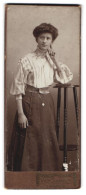 Fotografie Willy Schamberg, Stralsund, Portrait Junge Dame In Hübscher Bluse Und Rock  - Personnes Anonymes