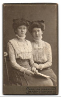 Fotografie Christian Lorenzen, Stralsund, Ossenreyerstr. 13, Zwei Junge Damen In Modischer Kleidung  - Anonyme Personen
