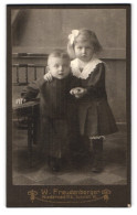 Fotografie W. Freudenberger, Niedersedlitz, Schulstr. 95, Kleiner Junge Im Kleid Und Mädchen  - Anonyme Personen