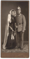 Fotografie 1.WK, Theodor Ziesmer, Berlin, Uffz. In Feldgrau Mit EKII Ordenband & Pickelhaube Nebst Hochzeitsbraut  - War, Military