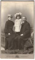 Fotografie Ad. Baumann, München, Residenzstr. 12, Familien-Portrait, Eltern-Paar Mit Tochter Im Pelzmantel 1905  - Anonymous Persons