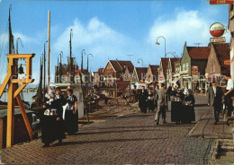 72566477 Volendam Seepromenade Hafen Tracht Volendam - Autres & Non Classés