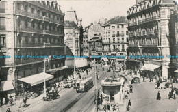 R007911 Grenoble. La Place Grenette. Globe. No 62. RP. 1957 - Monde