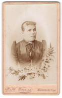 Fotografie H. Al. Wenning, Wasserburg A. Inn, Tränkgasse 1, Portrait Einer Jungen Frau Mit Kreuzkette  - Anonymous Persons