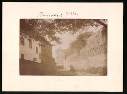 Fotografie Brück & Sohn Meissen, Ansicht Komotau, Strassenpartie An Der Stadtmauer  - Places