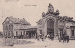 Soissons (02 Aisne) La Gare - Attelages Et Diligence - édit. Nougarède Circulée 1905 - Soissons