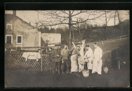 Foto-AK Fleischer Und Soldaten Mit Geschlachtetem Schwein  - Oorlog 1914-18