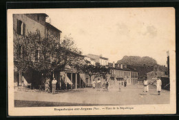 CPA Roquebrunne-sur-Argens, Place De La République  - Autres & Non Classés