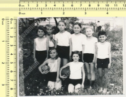 REAL PHOTO Kids Girls In Shorts With Ball School Sport Team, Fillettes   Vintage Snapshot - Personnes Anonymes