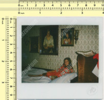 REAL PHOTO KID GIRL IN PAJAMAS ON BED FILLETTE PYJAMA SUR LE LIT, OLD POLAROID PHOTO SNAPSHOT - Anonymous Persons