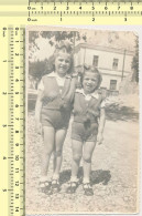 REAL PHOTO Two Kids Girls In Shorts On Street Fillettes   Vintage Snapshot - Personnes Anonymes