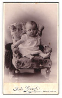 Fotografie Joh. Graf, Winterthur, Niedergasse 13, Niedliches Kleinkind Auf Stuhl Sitzend Im Weissen Kleidchen  - Anonyme Personen