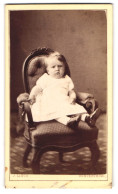 Fotografie J. Linck, Winterthur, Niedliches Kleinkind Auf Stuhl Sitzend Im Weissen Kleidchen  - Anonymous Persons