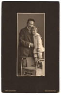 Fotografie Otto Heinrich, Frankfurt A. O., Wilhelmsplatz 20, Liebevoller Vater Mit Seinem Sohn  - Anonyme Personen