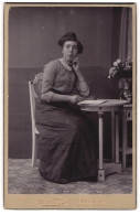 Fotografie W. Frank, Aurich, Norderstr. 56, Bürgerliche Dame Mit Buch Am Tisch  - Personnes Anonymes