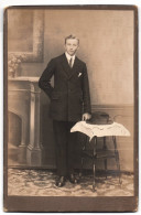 Fotografie Fritsch, Hofheim /Ufr., Junger Herr Im Anzug Mit Krawatte  - Personnes Anonymes