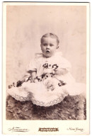 Fotografie Newman, New York, NY, 13, Avenue A., Kleines Kind Im Weissen Kleid  - Personnes Anonymes