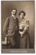 Fotografie Konrad Ressler, Augsburg, Bahnhfostr. 24, Junges Paar In Hübscher Kleidung  - Personnes Anonymes