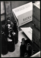 Fotografie Leere Bier - Und Weinflaschen Neben Kisten Der Beck's Brauerei  - Autres & Non Classés