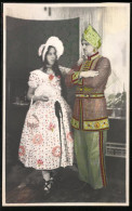 Fotografie Maskenball In Neu-Rössen, Paar Kostümiert Als Bauernmädchen & Wohlhabender Araber, Koloriert  - Other & Unclassified
