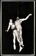Fotografie Jonaas Original Super Power Act, Akrobat Hält Sich Mit Seinen Zähnen Samt Partnerin  - Berühmtheiten
