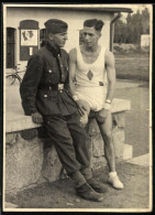 Fotografie Reichswehr, Heeres-Soldat In Uniform Nebst Kamerad In Sport-Uniform  - War, Military