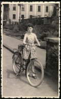 Fotografie Mädchen Im Sommerkleid Mit Ihrem Fahrrad, Velo, Bicycle  - Ciclismo