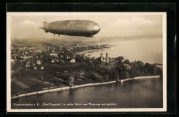 AK Friedrichshafen, Fliegeraufnahme Mit über Der Stadt Schwebendem Luftschiff Graf Zeppelin  - Aeronaves