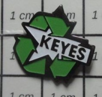 912E Pin's Pins / Beau Et Rare / MARQUES / KEYES ETOILE BLANCHE FLECHES VERTES RECYCLAGE - Trademarks