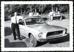 Fotografie Auto Ford Mustang Coupe, Fahrer Lehnt Lässig Am US-Muscle Car  - Auto's