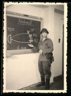 Fotografie DDR-Militär-Ausbildung, NVA-Soldat Erklärt Die Funkmessung An Einer Tafel  - Guerre, Militaire