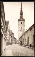 Fotografie Unbekannter Fotograf, Ansicht Tallinn - Reval / Estland, Strassenansicht Mit Kirchturm  - Orte