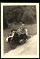 Fotografie Motorrad DKW Mit Seitenwagen, Mitfahrerin Mach Sich über Das Picknick Her  - Cars