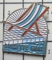 1818A Pin's Pins / Beau Et Rare /  BOISSONS / ANISETTE GRAS PISCINE CHAISE LONGUE TRANSAT' - Getränke