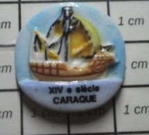 1615c Pin's Pins / Beau Et Rare / BATEAUX / CARAQUE VOILIER VIEUX GREEMENT XIVe SIECLE En Porcelaine De Limoges - Schiffahrt