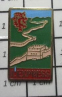 1515B Pin's Pins / Beau Et Rare /  MEDIAS / REVUE MAGAZINE L'EXPRESS GRANDE MURAILLE DE CHINE - Media