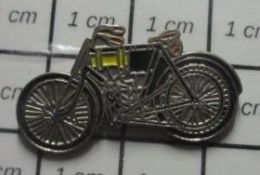 1421  Pin's Pins / Beau Et Rare / MOTOS /  MOTO RETRO BRUNEAU 150 Cm3 - Moto