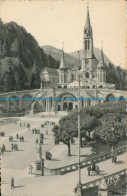 R010761 Lourdes. La Basilique Et L Esplanade. P. Doucet. 1959 - Monde