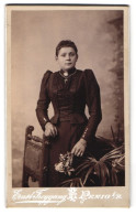 Fotografie Ernst Freygang, Penig I. S., Junge Elegante Dame Mit Kreuzkette  - Personnes Anonymes