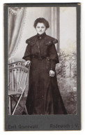 Fotografie Emil Grunewald, Rodewisch I. V., Junge Dame Im Bestickten Kleid  - Personnes Anonymes