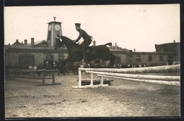 Foto-AK Springreiter In Uniform Beim Hürdensprung Vor Publikum  - Paardensport