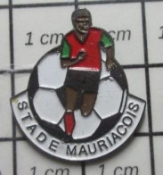 711E Pin's Pins / Beau Et Rare / SPORTS / CLUB FOOTBALL STADE MAURIACOIS - Fútbol
