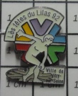 711E Pin's Pins / Beau Et Rare / VILLES / VITRY SUR SEINE FETE DU LILAS 92 DISCOBOLE - Villes